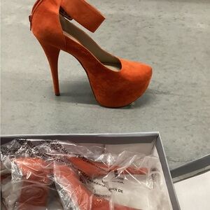 Women platform pumps worn once